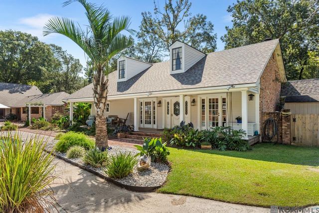 6423 Lawnridge Dr, Central, LA 70818