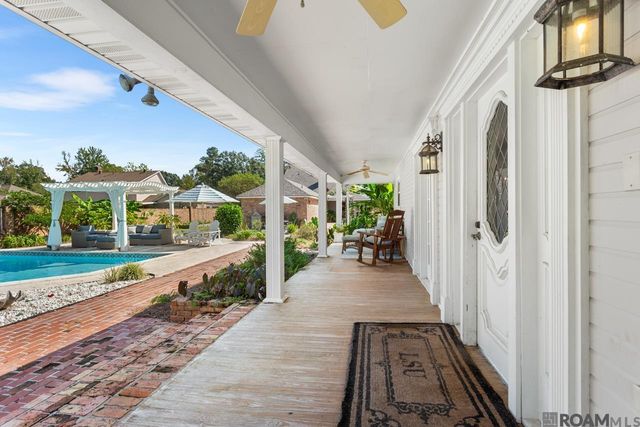 6423 Lawnridge Dr, Central, LA 70818