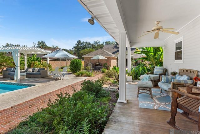 6423 Lawnridge Dr, Central, LA 70818