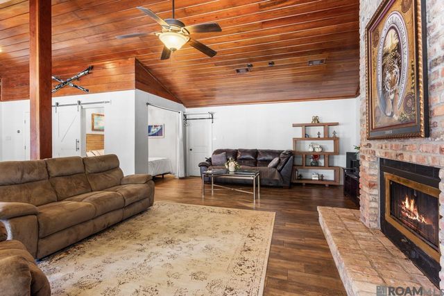 6423 Lawnridge Dr, Central, LA 70818