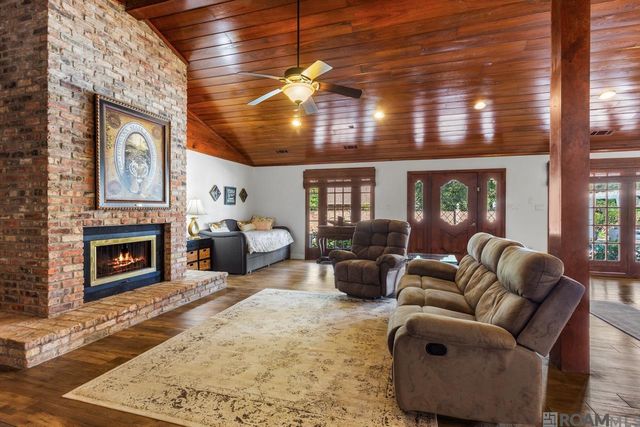 6423 Lawnridge Dr, Central, LA 70818