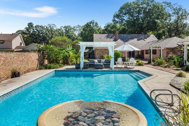 6423 Lawnridge Dr, Central, LA 70818