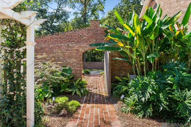 6423 Lawnridge Dr, Central, LA 70818