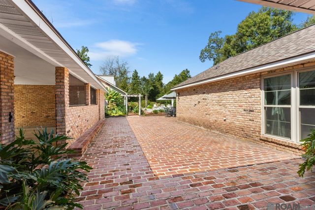 6423 Lawnridge Dr, Central, LA 70818