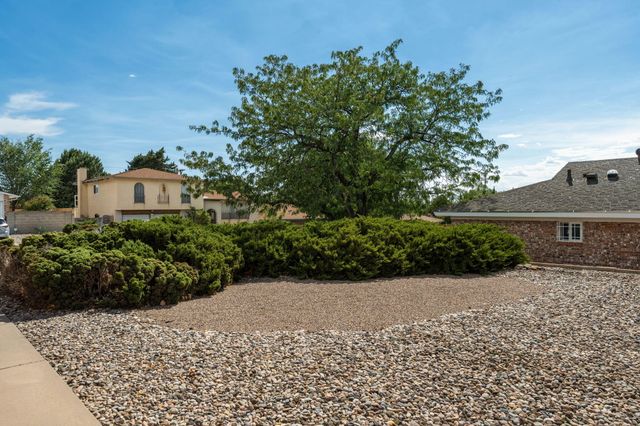 12329 Princess Jeanne Avenue NE, Albuquerque, NM 87112