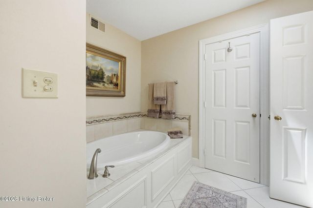 2 Brownsboro Hill Rd, Louisville, KY 40207