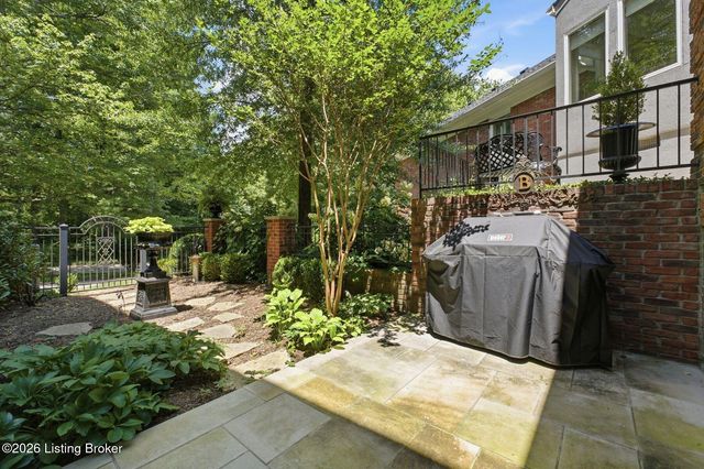2 Brownsboro Hill Rd, Louisville, KY 40207