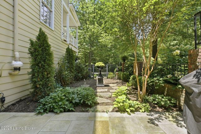 2 Brownsboro Hill Rd, Louisville, KY 40207