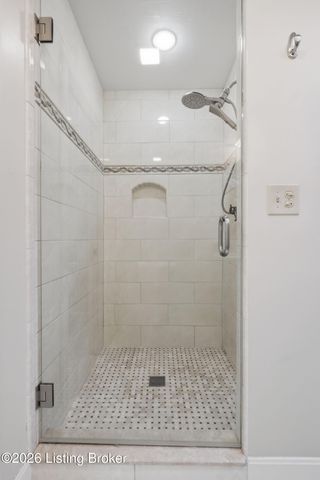2 Brownsboro Hill Rd, Louisville, KY 40207
