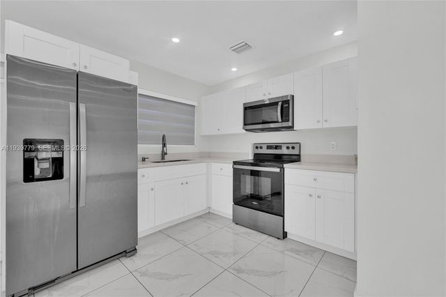 2490 NW 44th St, Miami, FL 33142