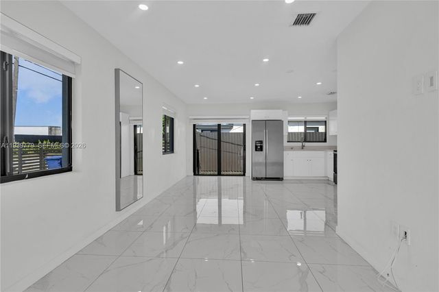 2490 NW 44th St, Miami, FL 33142