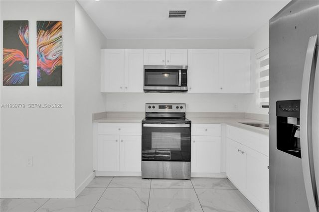 2490 NW 44th St, Miami, FL 33142