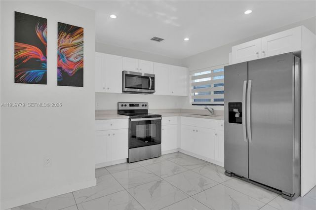 2490 NW 44th St, Miami, FL 33142