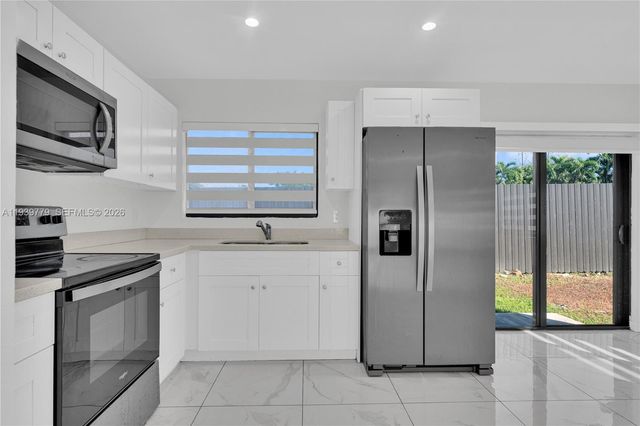 2490 NW 44th St, Miami, FL 33142