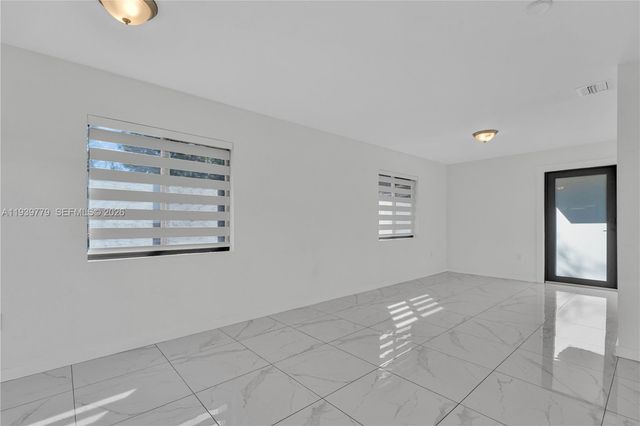 2490 NW 44th St, Miami, FL 33142