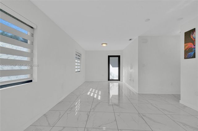 2490 NW 44th St, Miami, FL 33142