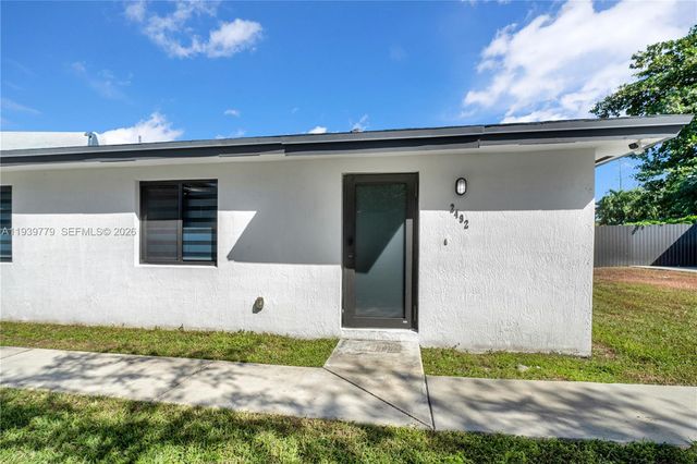 2490 NW 44th St, Miami, FL 33142
