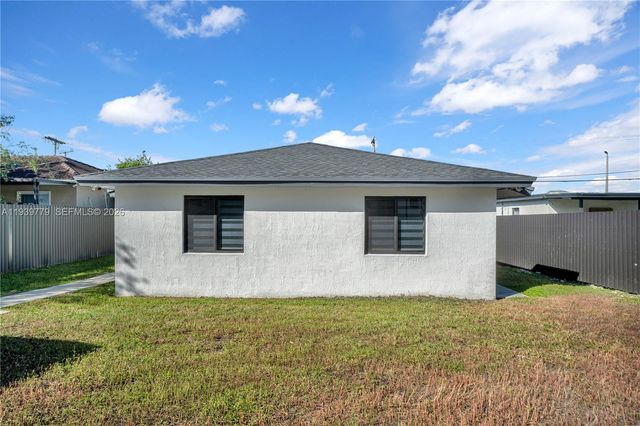 2490 NW 44th St, Miami, FL 33142