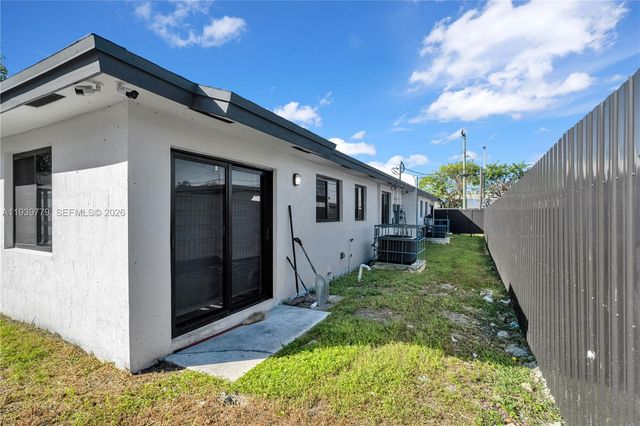 2490 NW 44th St, Miami, FL 33142