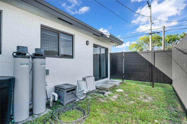 2490 NW 44th St, Miami, FL 33142