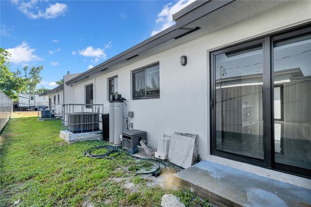 2490 NW 44th St, Miami, FL 33142