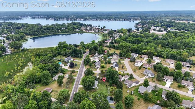 2028 Waterside Drive, Fenton Charter Township, MI 48430