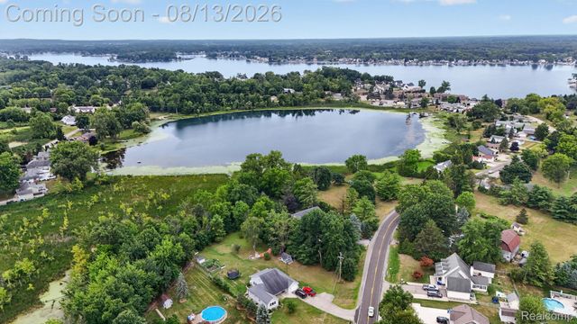 2028 Waterside Drive, Fenton Charter Township, MI 48430