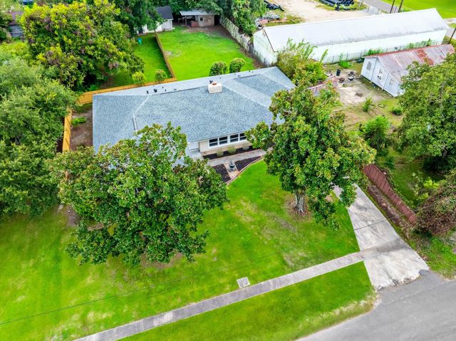 607 Franklin St, Napoleonville, LA 70390