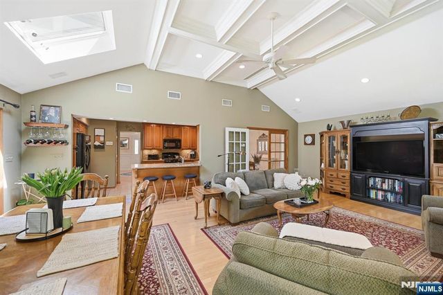 21 Lakeview Avenue, Park Ridge, NJ 07656