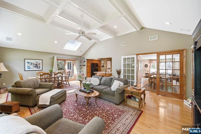 21 Lakeview Avenue, Park Ridge, NJ 07656