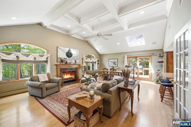 21 Lakeview Avenue, Park Ridge, NJ 07656
