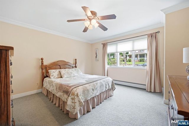21 Lakeview Avenue, Park Ridge, NJ 07656