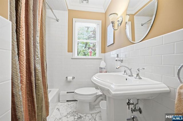 21 Lakeview Avenue, Park Ridge, NJ 07656