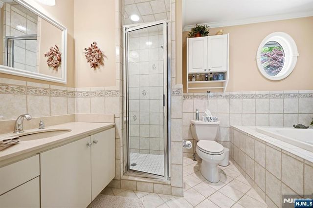 21 Lakeview Avenue, Park Ridge, NJ 07656