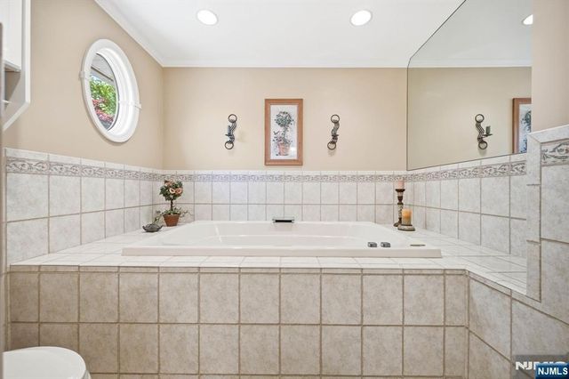 21 Lakeview Avenue, Park Ridge, NJ 07656