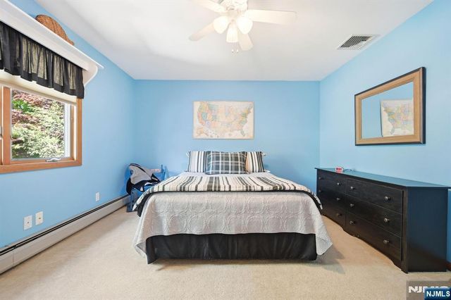 21 Lakeview Avenue, Park Ridge, NJ 07656