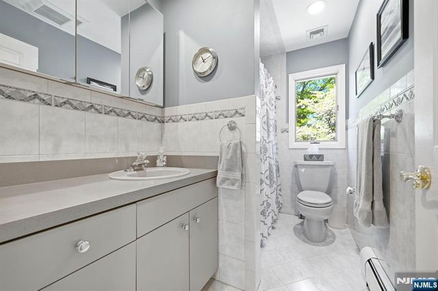 21 Lakeview Avenue, Park Ridge, NJ 07656