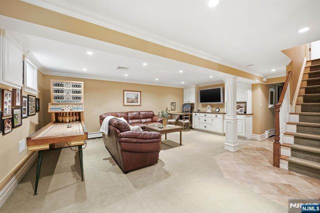 21 Lakeview Avenue, Park Ridge, NJ 07656