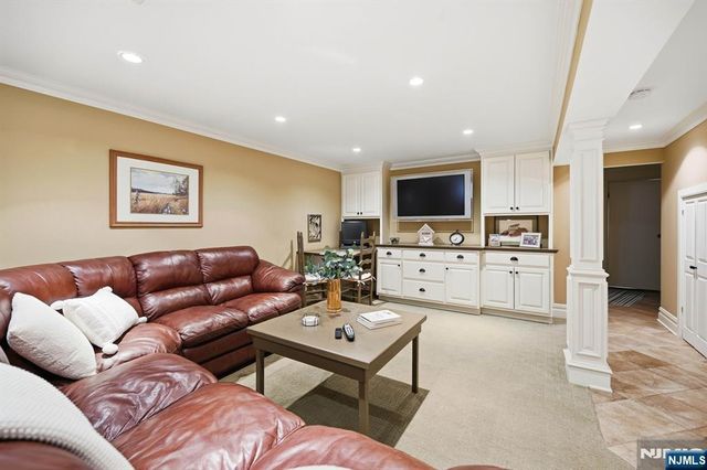 21 Lakeview Avenue, Park Ridge, NJ 07656