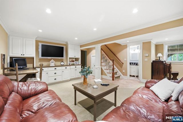 21 Lakeview Avenue, Park Ridge, NJ 07656