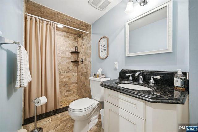 21 Lakeview Avenue, Park Ridge, NJ 07656