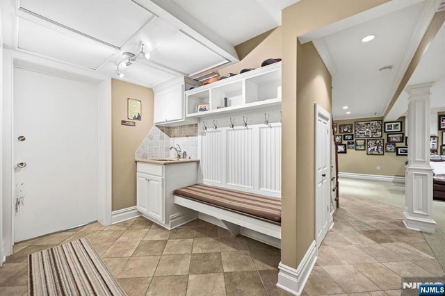 21 Lakeview Avenue, Park Ridge, NJ 07656