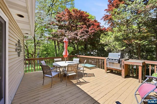 21 Lakeview Avenue, Park Ridge, NJ 07656