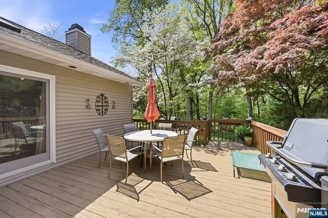 21 Lakeview Avenue, Park Ridge, NJ 07656