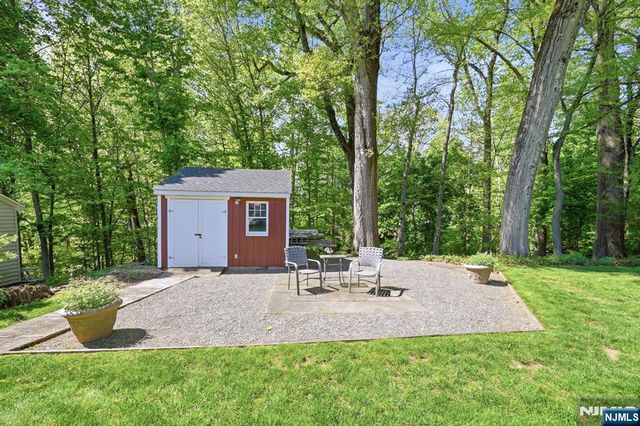 21 Lakeview Avenue, Park Ridge, NJ 07656