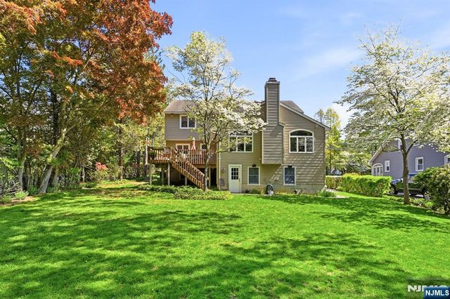 21 Lakeview Avenue, Park Ridge, NJ 07656