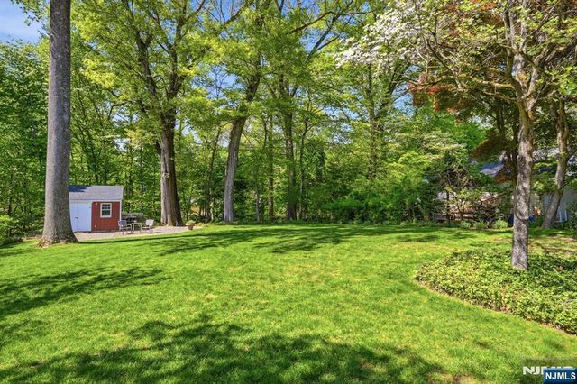 21 Lakeview Avenue, Park Ridge, NJ 07656