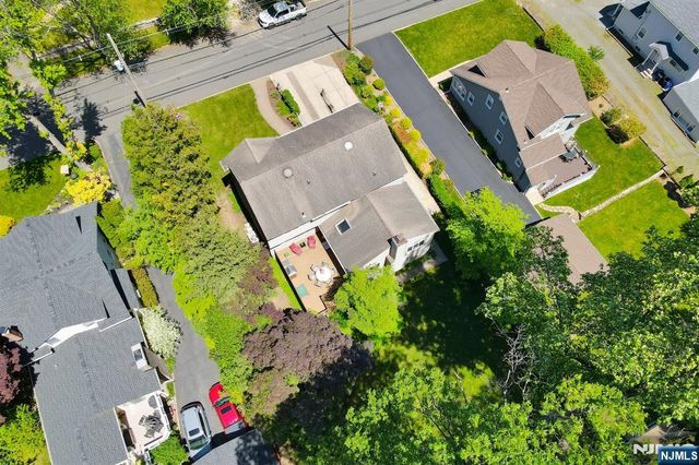 21 Lakeview Avenue, Park Ridge, NJ 07656