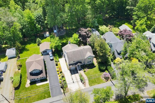 21 Lakeview Avenue, Park Ridge, NJ 07656