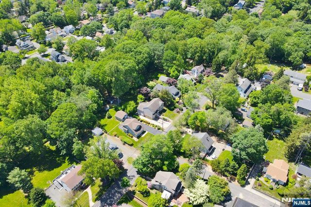 21 Lakeview Avenue, Park Ridge, NJ 07656